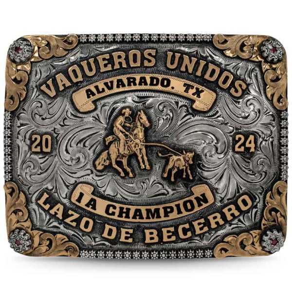 ALVARADO, Base de alpaca, con acabado rústico que realza las texturas del grabado a mano, es el accesorio perfecto para nuestros campeones del rodeo. Esta joy