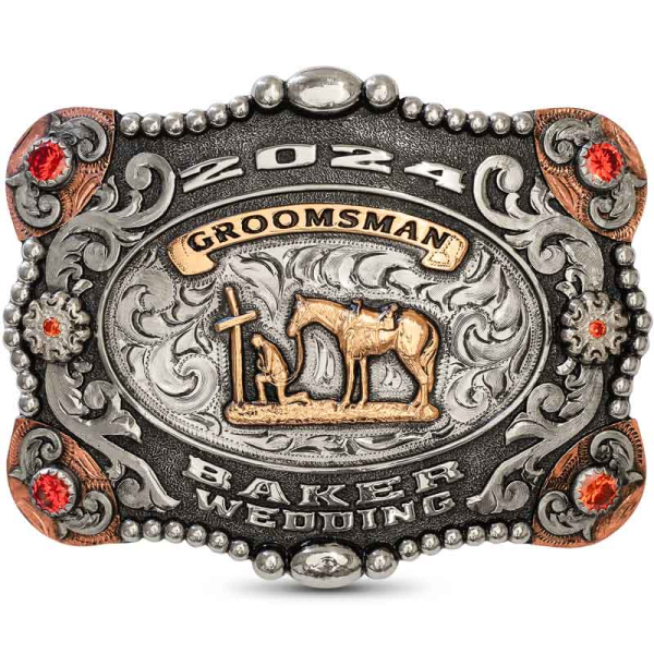 Con una presencia llamativa, esta hebilla te dará una elegancia clásica. Sobre su base de alpaca sobresalen los detalles grabados a mano, detalles en tumbaga personalizables y cuatro zirconias complementan de manera ideal el diseño. Añade un cinturón con 