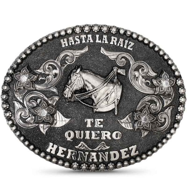 Valladolid, La elegencia artesanal en esta hebilla. Hecha sobre una base de alpaca, un acabado antique la cubre completamente. La rodea una combinación de cuent