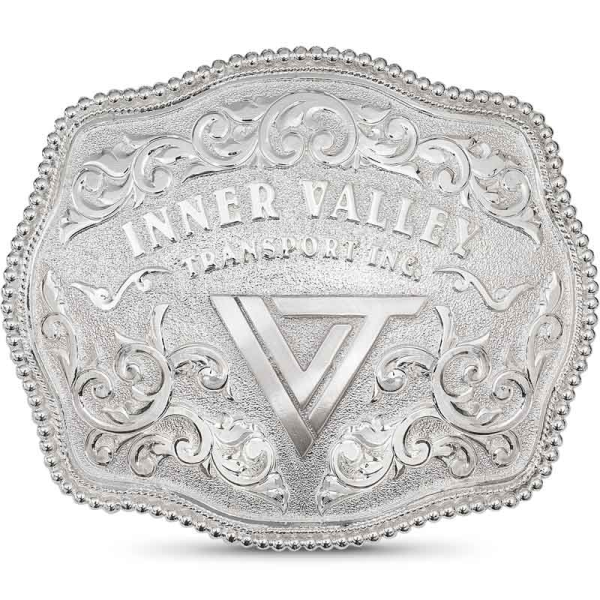 ¡Quedamos asombrados con la hermosura de esta hebilla! Su base tiene un baño de plata y esta enmarcada con un borde de cuentas plateadas. Es ideal para personalizar con tu nombre y logo. Puedes añadir un cinturón en descuento en el siguiente link. 