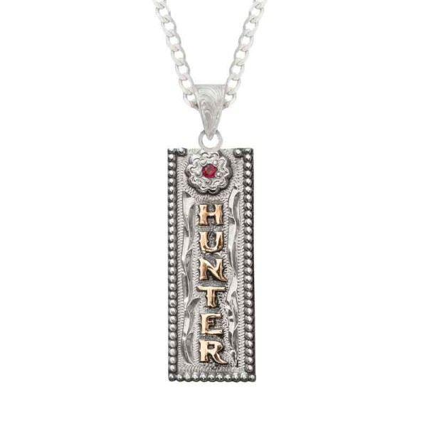 Normande El Colgante Personalizado de Etiqueta con Nombre es perfecto para un regalo especial o tu estilo personal. Elaborado sobre una base de Alpaca grabada a mano. Detallado con una hermosa flor y un borde perlado. Personaliza con tu elección de letras y piedra