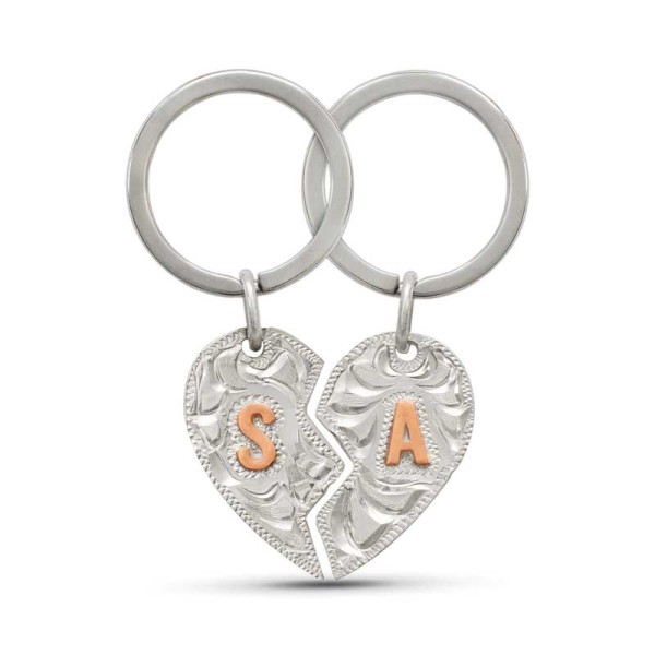 Llavero corazón para parejas personalizado con inicial, divisible en dos mitades. El regalo perfecto para compartir amor.